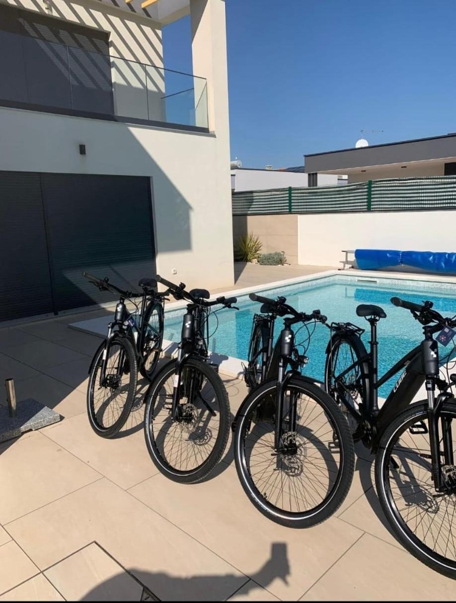 Jlo 2 Mit 4 E-Bikes Villa Peroj Bagian luar foto